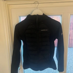 Peak performance jacka  - Säljer nu min nästan oanvända peak performance jacka, använd ett fåtal gånger under vintern. Nypris: 2399kr
