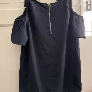 Dark blue formal off the shoulder top - Cute top in perfect condition. Never worn. Size 158/164 (fits a little bigger tho). Price can be discussed.
