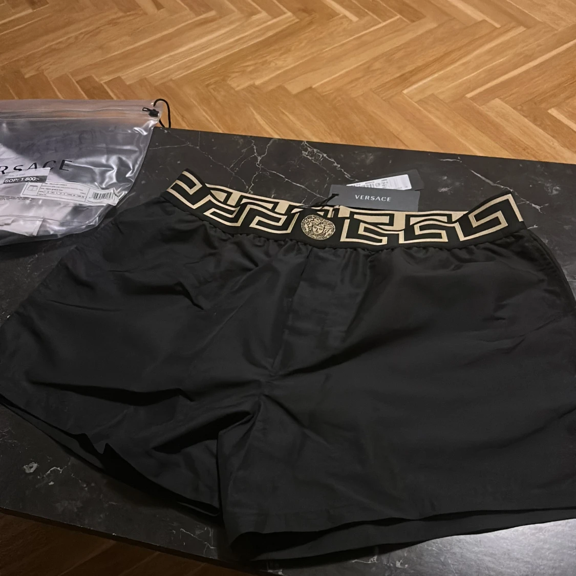 Versace shorts / bad byxor Strl L 