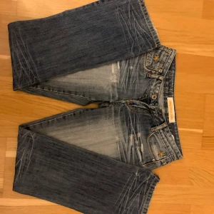 Jeans med detaljer - Säljer dessa skitsnygga jeans med coola detaljer som tyvärr inte passade mig!  Midja: 36 cm. Innerbenslängd: 80 cm.
