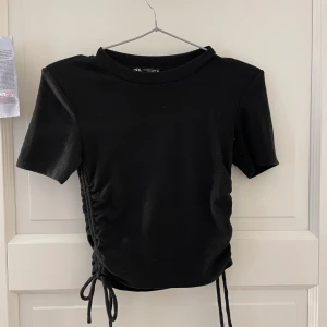 Zara topp - Fin topp från Zara. Kommer inte till användning men fint skick och passar bra till våren/sommaren. Något croppad 