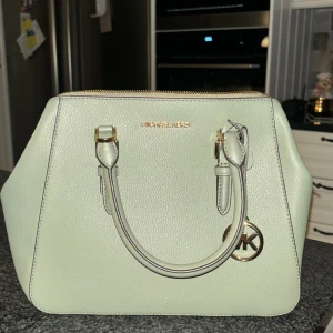 Michael kors väska  - Nypris 4300. Grön med guld detaljer  Oanvänd med prislappar kvar!  Pris kan diskuteras vid snabb affär🥰