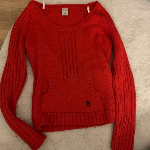 Röd stickad tröja  - Fin kron- detalj fram. Aldrig använd 