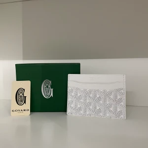 Goyard korthållare  - Säljer nu denna Goyard kort korthållare. Nypris är 4449kr. Säljer den så billigt då den har några år på nacken men det syns knappt. Den är riktigt snygg då den är vit med svart gråa detaljer. Det är bara att höra av sig vid frågor om plånboken🤗🤗🤗
