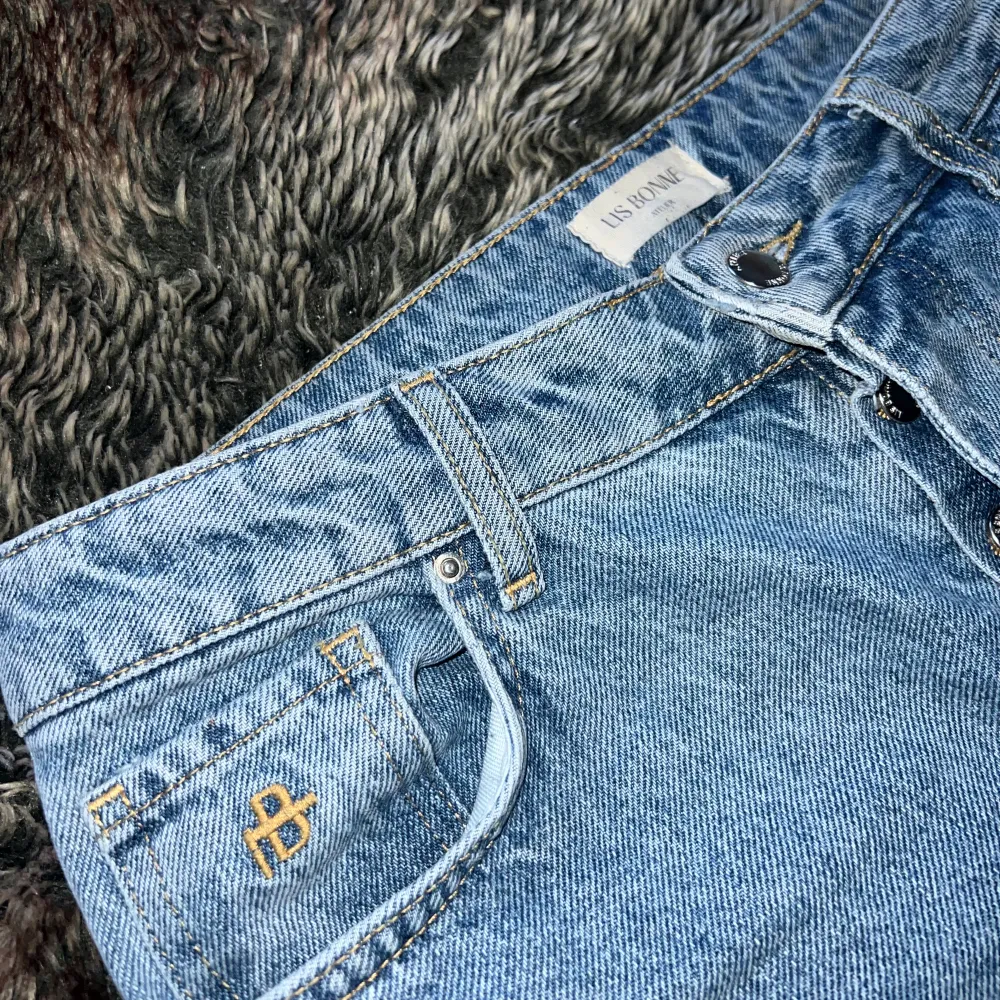 Ett par LJUS blåa jeans från Lis Bonne Atelier. Har haft på mig de en gång. Jag är 175 cm och de passa längdmässigt väldigt bra. . Jeans & Byxor.