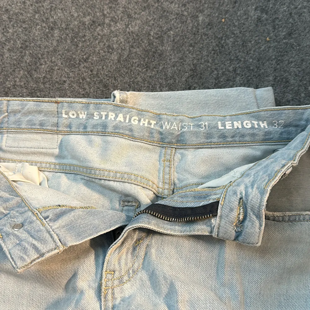 Ljusblåa jeans från Bik Bok. Inköpta för 600kr säljer för 300kr. Jeans & Byxor.