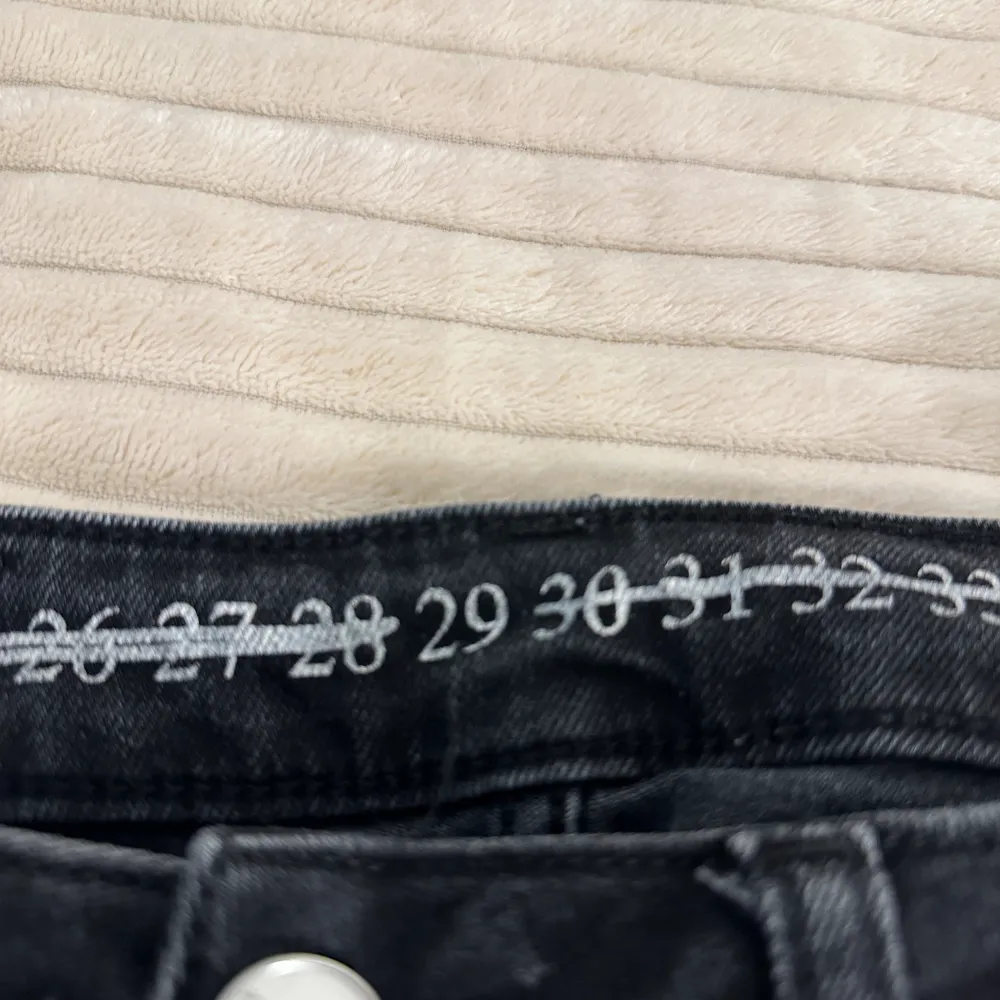 Jeans från Bikbok i storlek 29, tycker de passar som en 36/38 och de är ganska stretchiga. Lite kortare i modellen vilket kan vara fint på sommaren💛. Jeans & Byxor.
