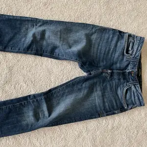 Ett par jeans från J&J i storlek W30L32, använda men i väldigt gott skick. Modellen heter 