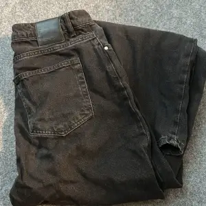 Svarta jeans från Bik Bok. Inköpta för 600kr säljer för 300kr