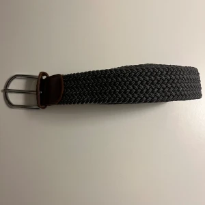 Grisch bälte - Hej, säljer ett riktigt sjysst grisch bälte ifrån brothers. Morsan köpte det till mig och sedan dess har det inte kommit till användning. Skick 10/10. Nypris 300kr. Längden är One Size så den passar alla. Skriv hjärna om ni har frågor!