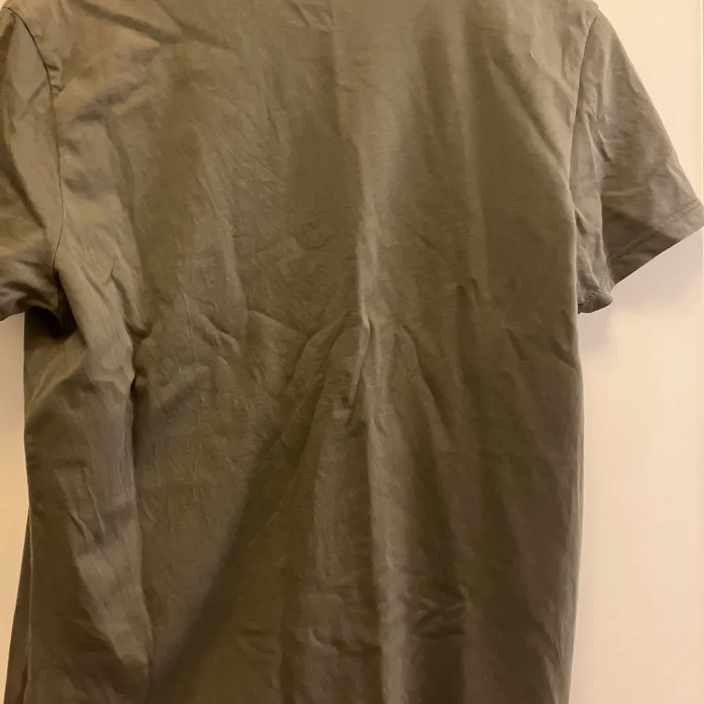 Säljer denna snygga Roberto cavalli t-shirt. Skicket är bra. Det finns inga defekter på den. Nypris är runt 1500 Mitt pris är 399. T-shirts.