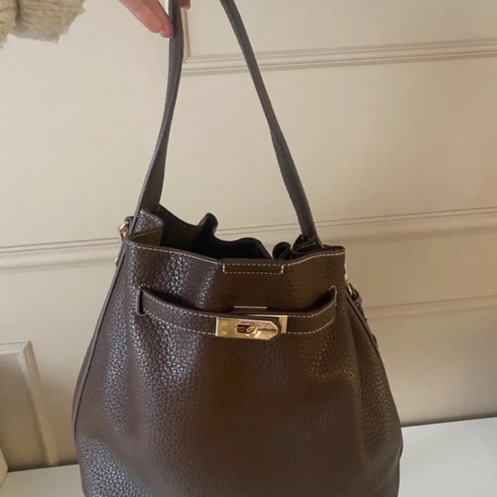 Super fin brun faux väska, inga skador och man får plats med allt! Inte säker på märket 😇. Väskor.