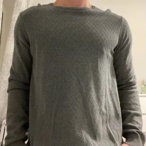 Tröja - Skön tröja. Sitter tyvärr lite stort på mig så ser den som en stor M, vilket innebär att den passar L också. Märke Bläck