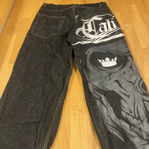 Skate jeans  - Jätte feta baggy skate jeans med dödskalle från märket Bsat liten defekt där nere men annars helt perfekta