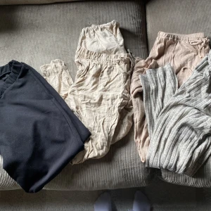 Gravidbyxor - Ett par med låg midja och tre med hög. Två par är mysbyxor och två vanliga. Alla är i fint skick men de svarta är lite noppriga. Tre från Asos och ett par från shein. Storlek XS/S