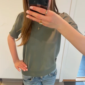 Stickad t-shirt - Tunn stickad t-short köpt på MQ från märket Stock Lm💓