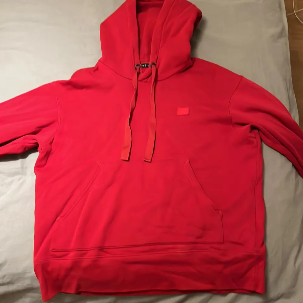 Hej! Säljer denna röda hoodie från Acne Studios, jättefint skick och i herrmodell, men passar dam också. Originalpris 3200.. Hoodies.