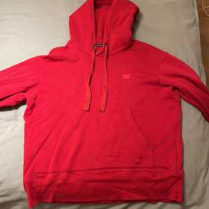 Hej! Säljer denna röda hoodie från Acne Studios, jättefint skick och i herrmodell, men passar dam också. Originalpris 3200.