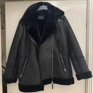 Stradivarius double-faced biker jacket - Stradivarius double-faced biker jacka  Storlek M Aldrig använd 