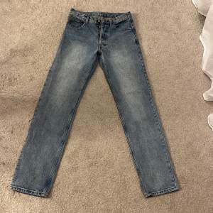 Hej! Säljer dessa jeans från brandy Melville storlek S. Har cool design där bak💞