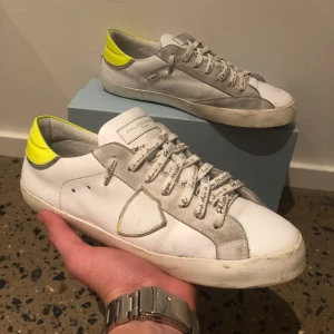 Philippe Model skor - Säljer ett par riktigt feta Philippe Model skor! | strlk: 40 (passar 41) skick: 9/10 | Nypris kring 3000kr! Mitt pris: 1549kr! | Hör av dig vid minsta lilla fråga eller fundering!