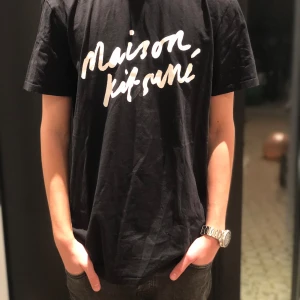 Maison Kitsuné T shirt - Säljer en riktigt fet Maison Kitsuné tisha! | strlk: XL (sitter som M/L) modellen är 182cm lång | skick: 9/10 (finns en liten defekt på loggan) | Nypris kring 1500kr! Mitt pris: 699kr! | Hör av dig vid minsta lilla fråga eller fundering!