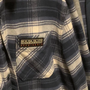 Napapijri overshirt - Large  Knappt använd. Fåtal gånger. Storlek medium
