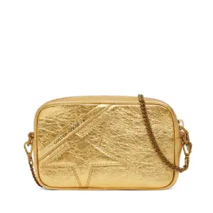 Säljer en golden goose väska i färgen guld. Väldigt bra skick, använd bara en gång. Ganska liten, ungefär 18cm i längd. Säljs för 4000kr, nypris 4500kr. Köpt på NK, pris kan diskuteras.