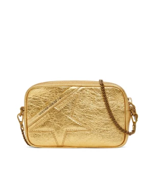 Golden Goose väska - Säljer en golden goose väska i färgen guld. Väldigt bra skick, använd bara en gång. Ganska liten, ungefär 18cm i längd. Säljs för 4000kr, nypris 4500kr. Köpt på NK, pris kan diskuteras.