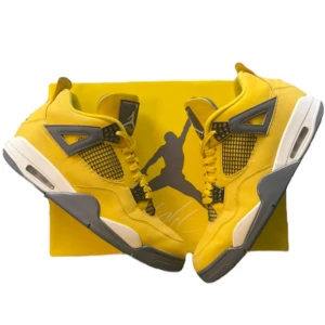 Jordan 4 lightning - Jordan 4 lightning ⚡️Storlek 45 🦋Riktigt bra skick 🔥Originalboxen och kvitto tillkommer 🍀Kan fraktas eller mötas upp i Stockholm 📦Vid frågor eller fler bilder är det bara att säga till🧸Pris kan diskuteras vid snabb affär 🌸