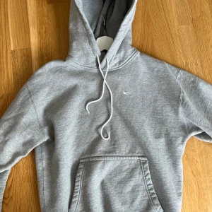 Nike hoodie - Säljer en helt ny Nike hoodie ”Solo swoosh” tjockt material, hög kvalité. Storlek XS men kan passa S också. 