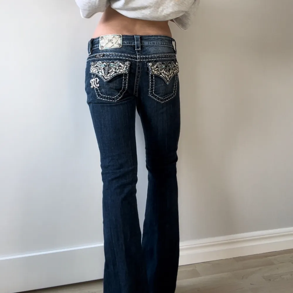 Magiska MissMe jeans i nyskick! Innerbenslängd 78cm, midjemått tvärsöver 37cm. Jeans & Byxor.