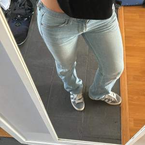 Säljer dessa skit snygga lågmidjade jeans, det står ingen storlek i jeansen men passar mig prefekt som brukar ha S