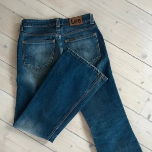 Snygga jeans! - (Mått står nedanför, har ej bilder på)Super snygga jeans från lee som ej kommer till användning!! Passar ej mig därav inga bilder på!💓💓  Mått: Midja tvärs över: 37  Innerbenslängd: 78 Läng utifrån: 104