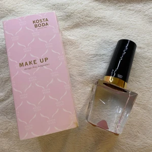 Kosta Boda nagellack säljes - Hej! Säljer nu mitt Kosta Boda nagellack i glas eftersom jag känner att det inte finns någon bra plats för den. Har mestadels varit i förpackningen därav är den i nyskick! Supersnygg att ha som prydnad om man har platsen till det🙃 