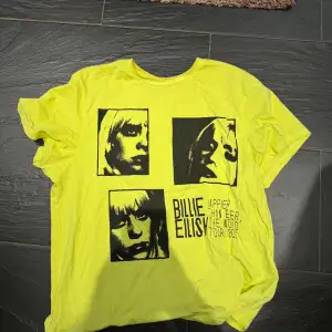 Billie eilish tröja, köpt på hennes konsert i London 2022. Har använt ett fåtal gånger. Frakten är på köparens bekostnad! Skulle säga att tröjan är en M men kan passa L också!