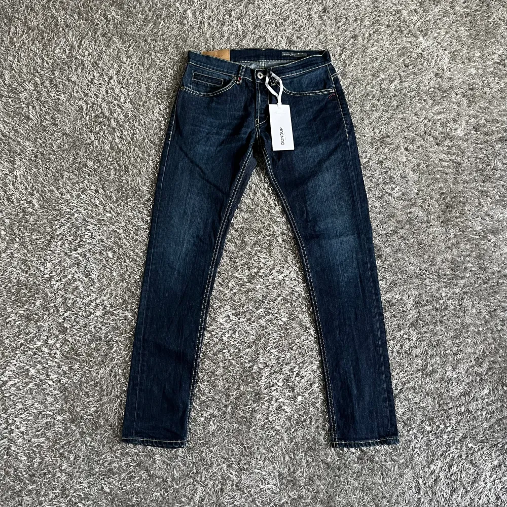 Tjena! Säljer nu mina snygga Jeans ifrån Dondup. Modellen är George! Skicket på jeansen är 9,5/10, som nya! Jeansen är i storlek 31. Endast jeansen medföljer. Vid fler frågor/bilder är det bara och höra av sig! . Jeans & Byxor.