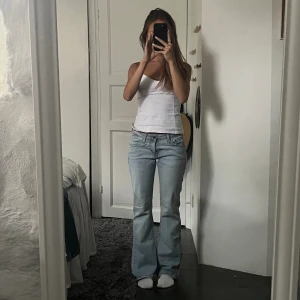 Ljusa lågmidjade Levi’s - Innerben: ca 80 cm Midja: ca 80 cm