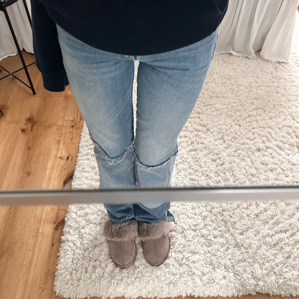 Midwaist jeans från zara som är suuuuper balla , in princip aldrig använda 💙. Jeans & Byxor.