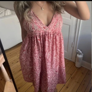 Zara kjole - Selger denne fine sommerkjolen fra Zara da den ikke blir brukt!💗 Den er i str m men passer alt fra xs til m