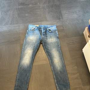 Säljer ett par feta Dondup jeans, Storlek W33. Jeansen är använda 2-3 ggr och är i 10/10 skick, priset är ej hugget i sten!😊 