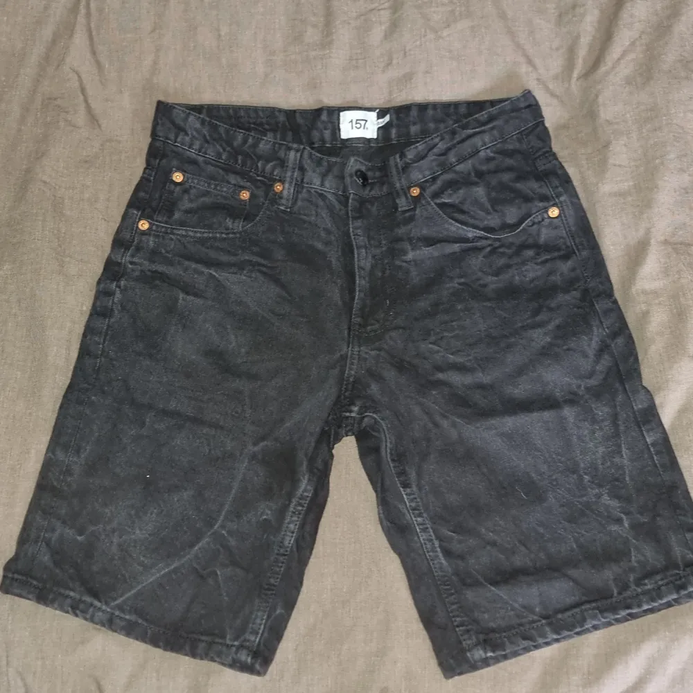 Hej säljer mina 157 lager shorts i material jeans som har blivit för små för mig. Storlek S.. Shorts.