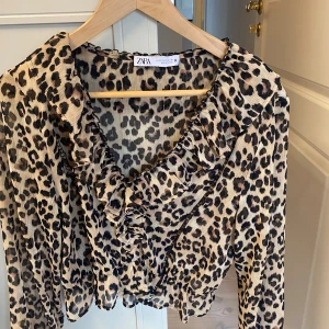 Zara leopard mönster blus - Jätte fint skicka skriv om funderingar💕