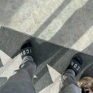 Dsquared 2 tofflor - Tofflor som är ganska använda men kan tvättas bort enkelt. Passform perfekt för dem mellan 43-45. Kleaniska färger som passar till allt.