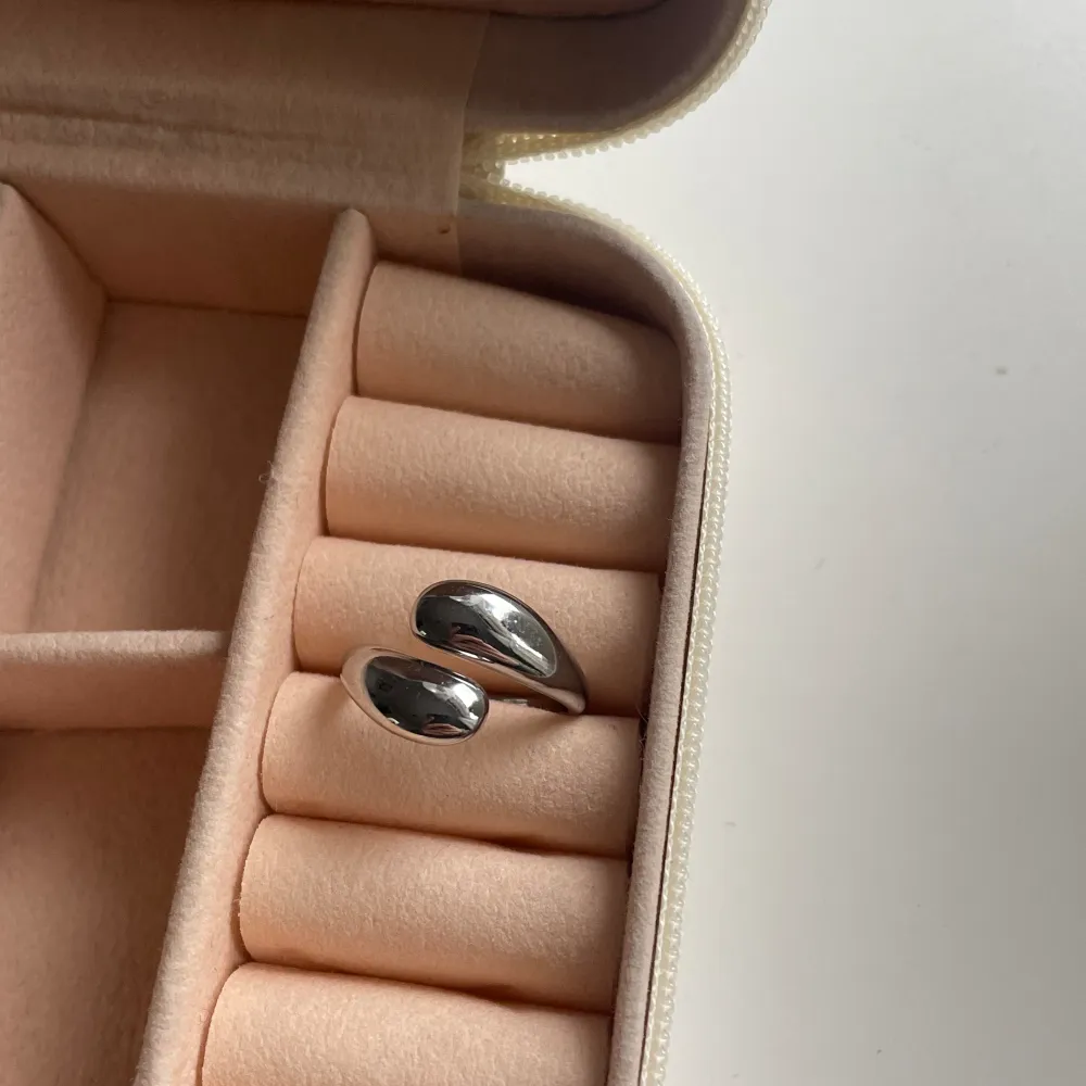 Ring med ”droppe” med silverplätering, ringen är justerbar och finns i guld oxå. Accessoarer.