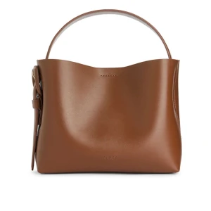 Brun väska Arket - Intresskoll på denna snygg väska från Arket, använd få gånger och är i väldigt bra skick! Köpt för 1390! 🌸