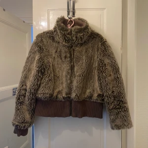 Päls jacka  - Jätte cool päls jacka som även går att vända ut och in för en annan typ av design! Jättebra skick, kommer tyvärr ej till användning!