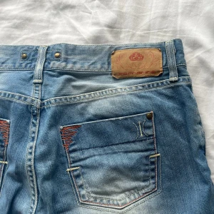 Låga bootcut - Vintage lågmidjade bootcut jeans från Fornarina ❤️ Min mammas från 2000-talet, kan därför inte ta bilder då de tyvärr ej passade mig! Midjemått 39cm tvärs över, innerbenslängd 79cm, längd från midjan till där benen börjar 22cm 
