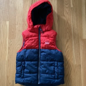 Väst  - Väst storlek 122/128 i fint skick 