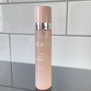 Settingspray CAIA - Settingspray från CAIA. That Extra Hydration. Knappt använd. Nypris 245kr säljer för 170kr. Pris kan diskuteras vid snabb affär. 🤍🤍